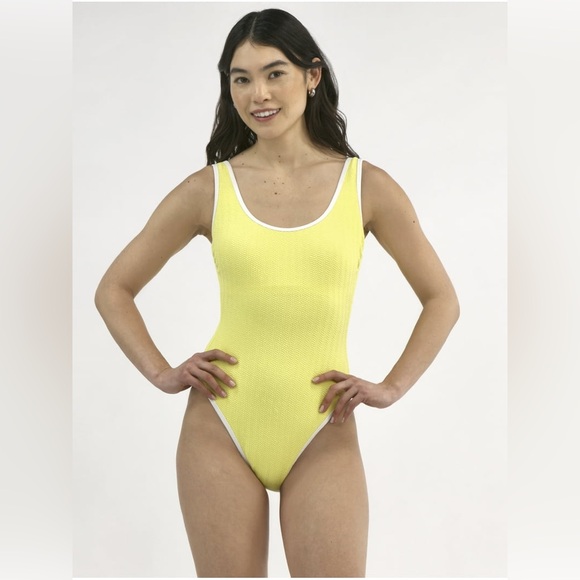 No Boundaries Women's Herringbone Crinkle One Piece Yellow Swimsuit Small NWT - Picture 1 of 7